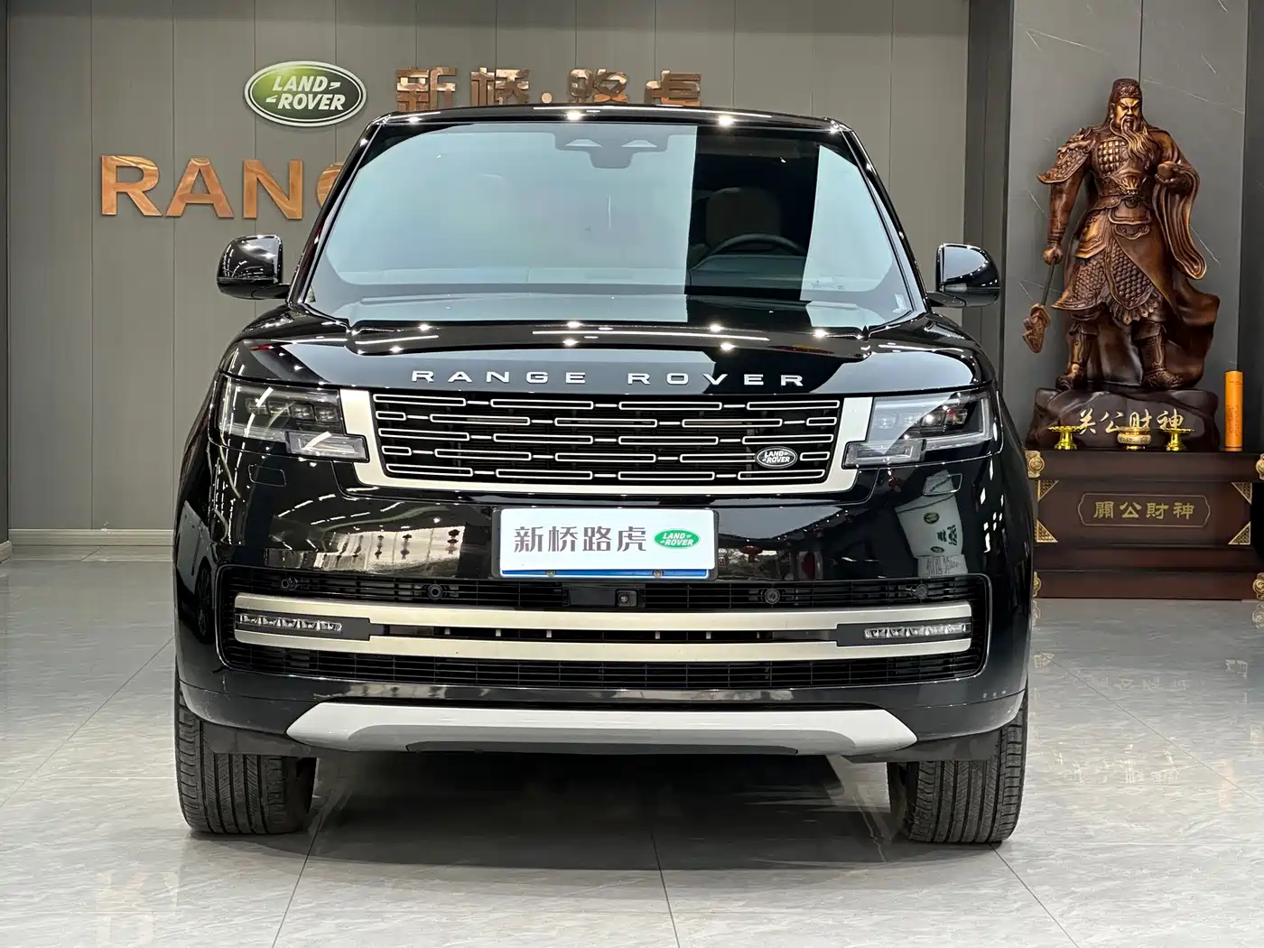 Land Rover Range Rover 2024 3.0 L6 400PS Golden Age Extended 7-Seater фото 2