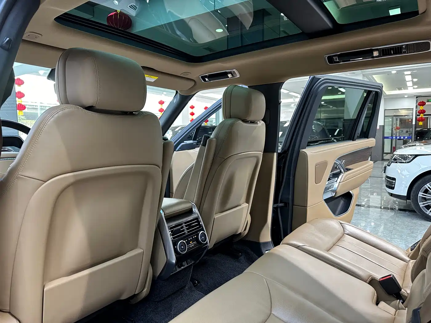 Land Rover Range Rover 2024 3.0 L6 400PS Golden Age Extended 7-Seater фото 13