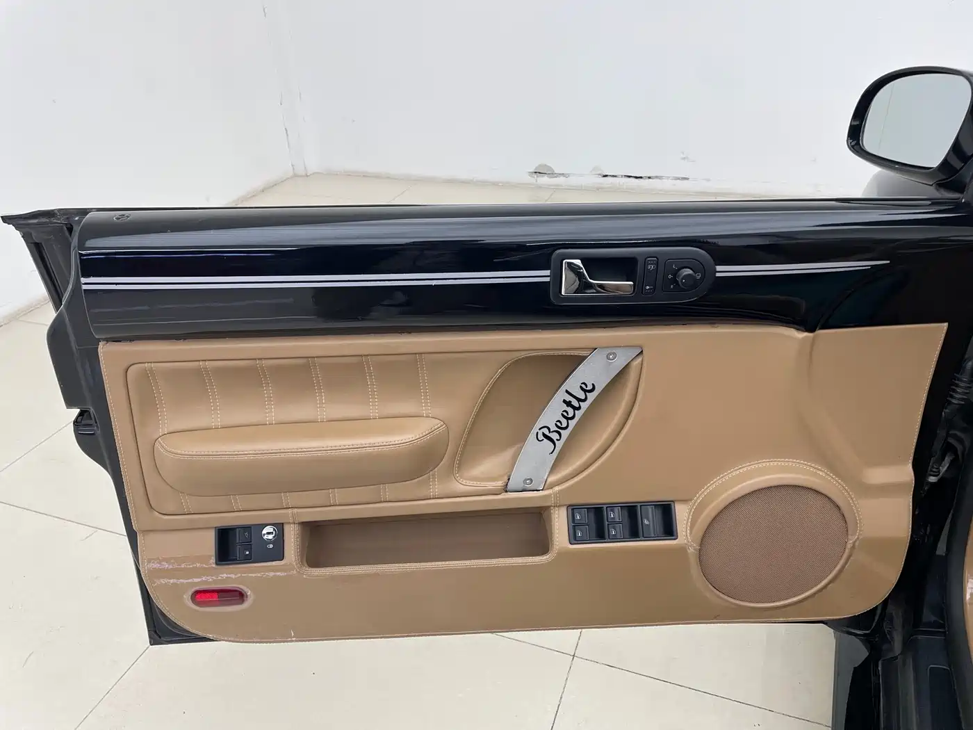 Volkswagen Beetle 2006 Model 2.0 Convertible Luxury Edition фото 18