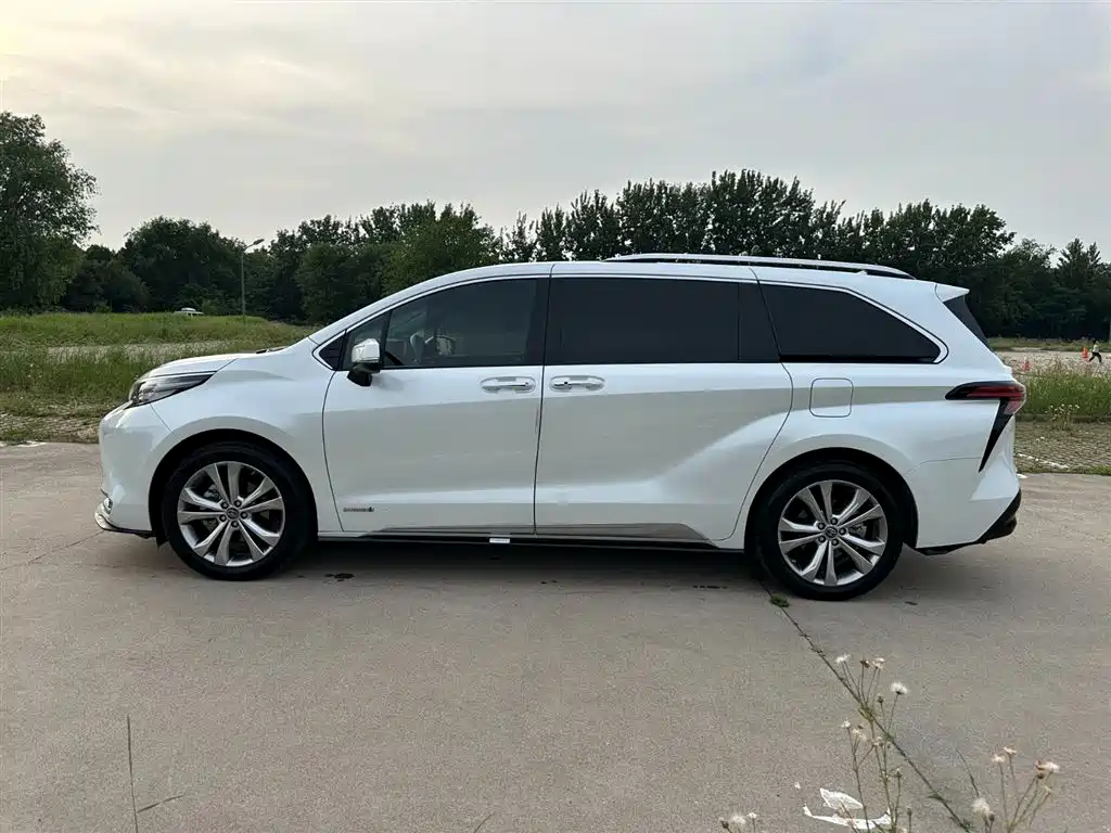 Toyota Sienna 2023 2.5L Hybrid Platinum Edition фото 7