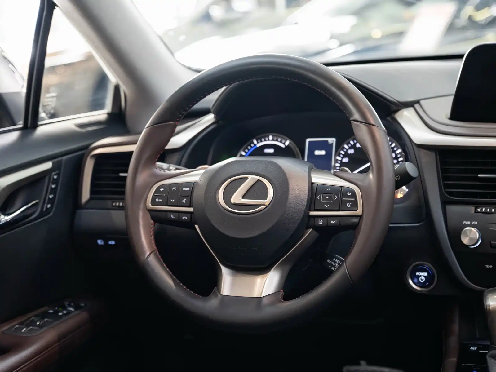 Фото 14 - Lexus RX