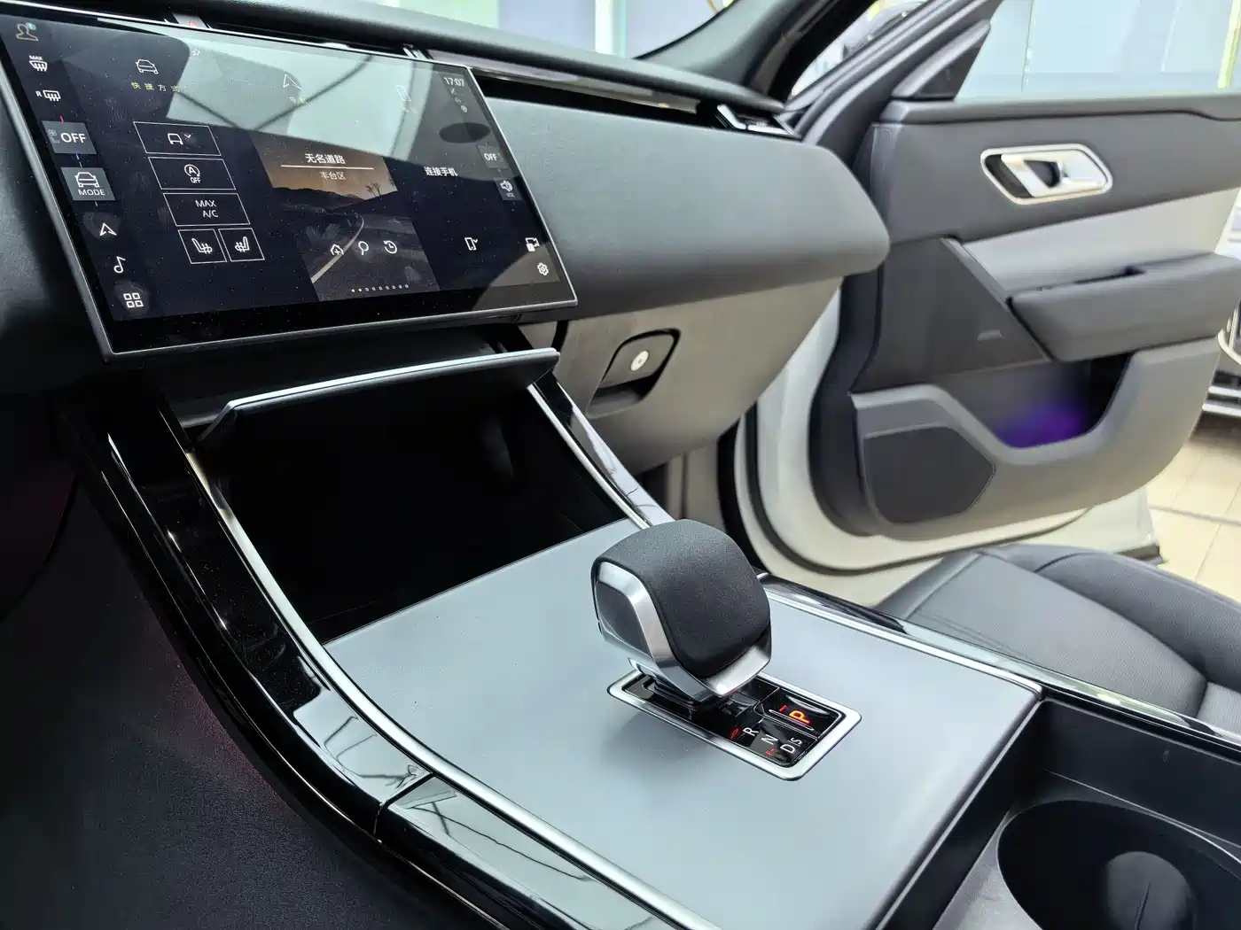 Land Rover Range Rover Velar 2025 S фото 8