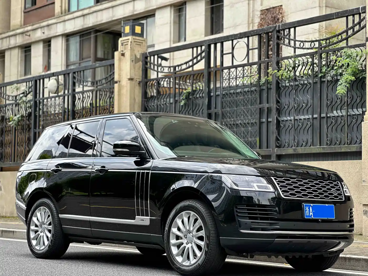 Land Rover Range Rover 2018 3.0 SC V6 Vogue Heritage Edition фото 3