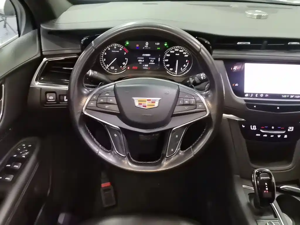 Фото 11 - Cadillac XT5