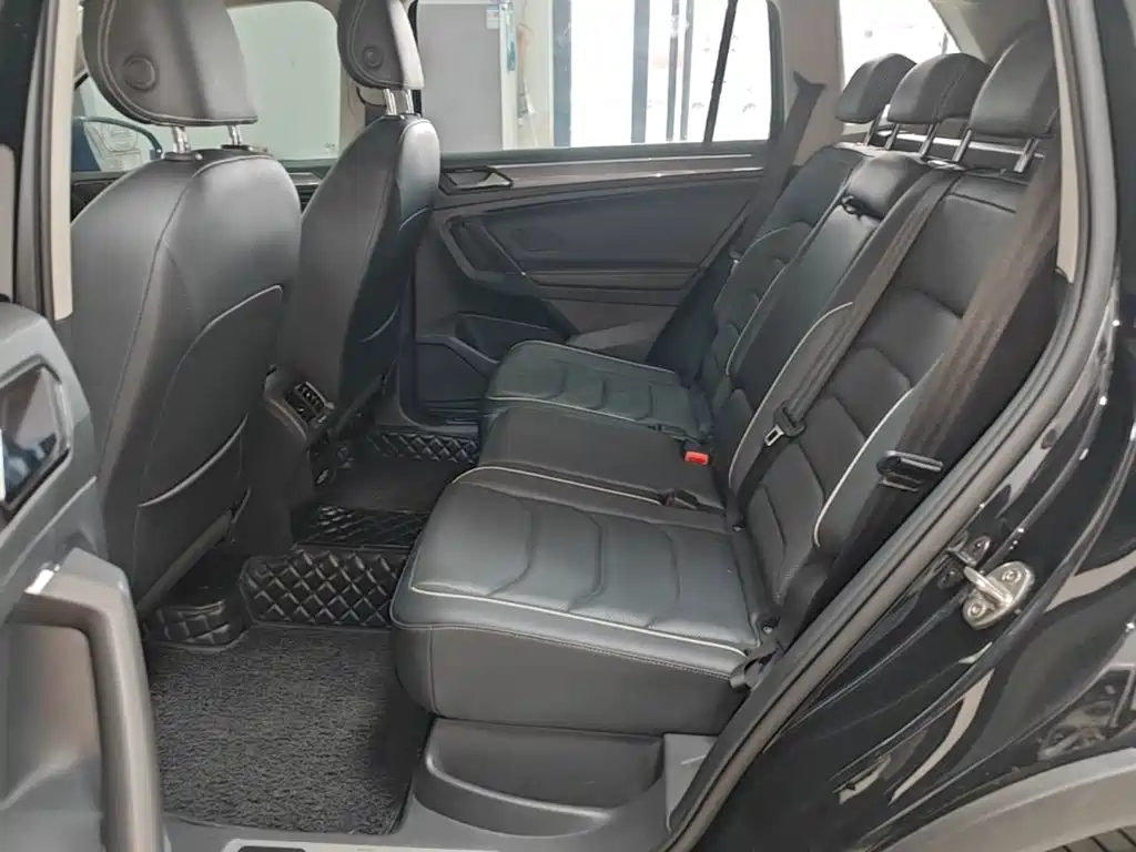 Photo 17 - Volkswagen Tiguan L
