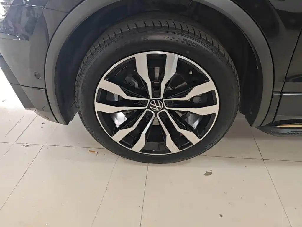 Photo 23 - Volkswagen Tiguan L