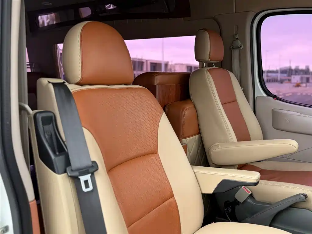 SAIC Maxus Xintu V80 2015 2.5T Manual Proud Transporter Edition Long Wheelbase High Roof фото 17