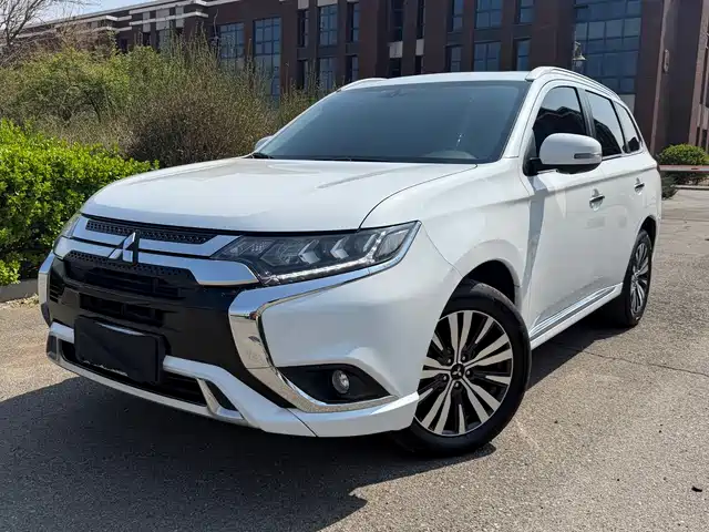 Mitsubishi Outlander 2021 2.4L 4WD Deluxe Edition 7-Seater