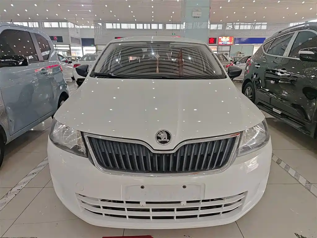 Škoda Rapid 2015 1.6L Automatic Joy Selection фото 3