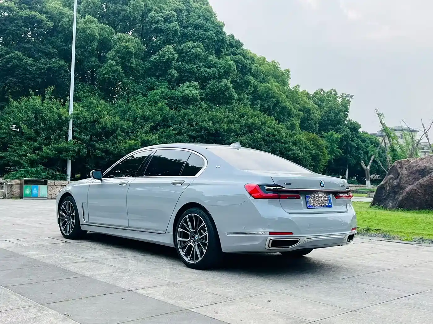 BMW 7 Series 2016 750Li xDrive 4-Seater фото 9