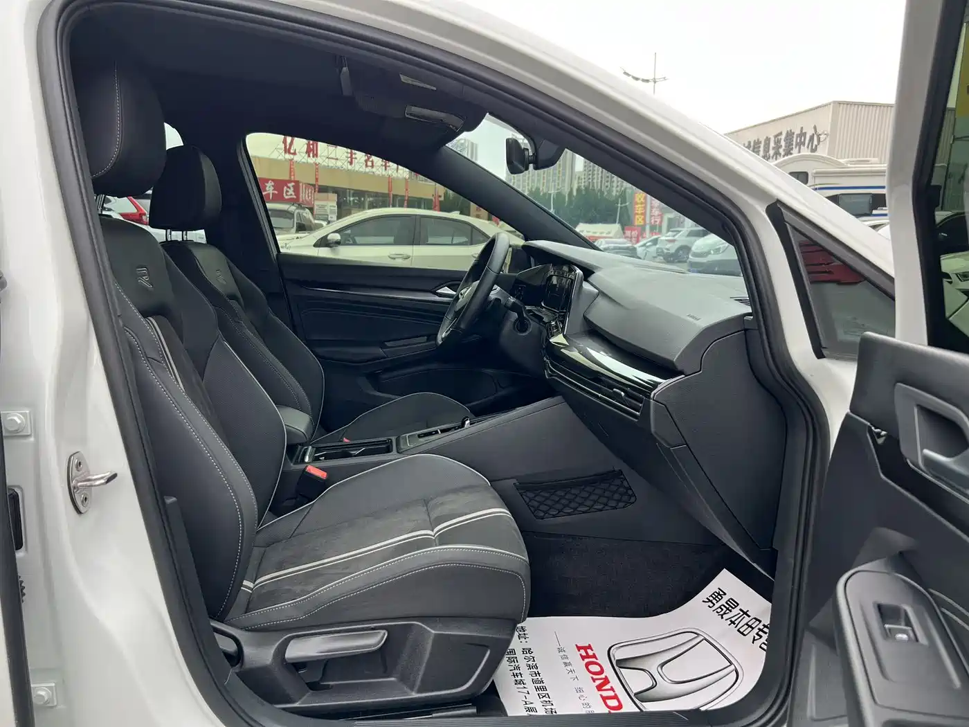 Volkswagen Golf 2023 280TSI DSG R-Line Lite фото 9