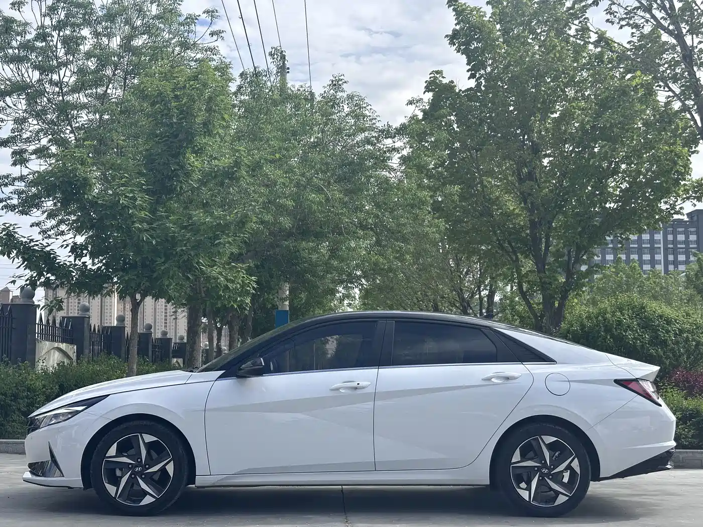 Hyundai Elantra 2021 1.5L CVT LUX Premium Edition фото 4