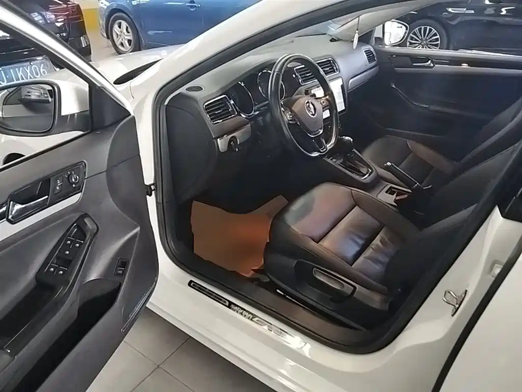 Volkswagen Sagitar 2018 180TSI DSG Premium Edition фото 16