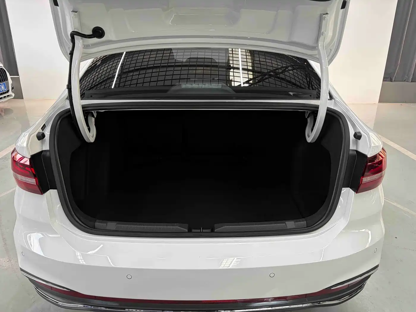 Volkswagen Lavida 2023 1.5L Automatic Starlight 5 Million Edition фото 13