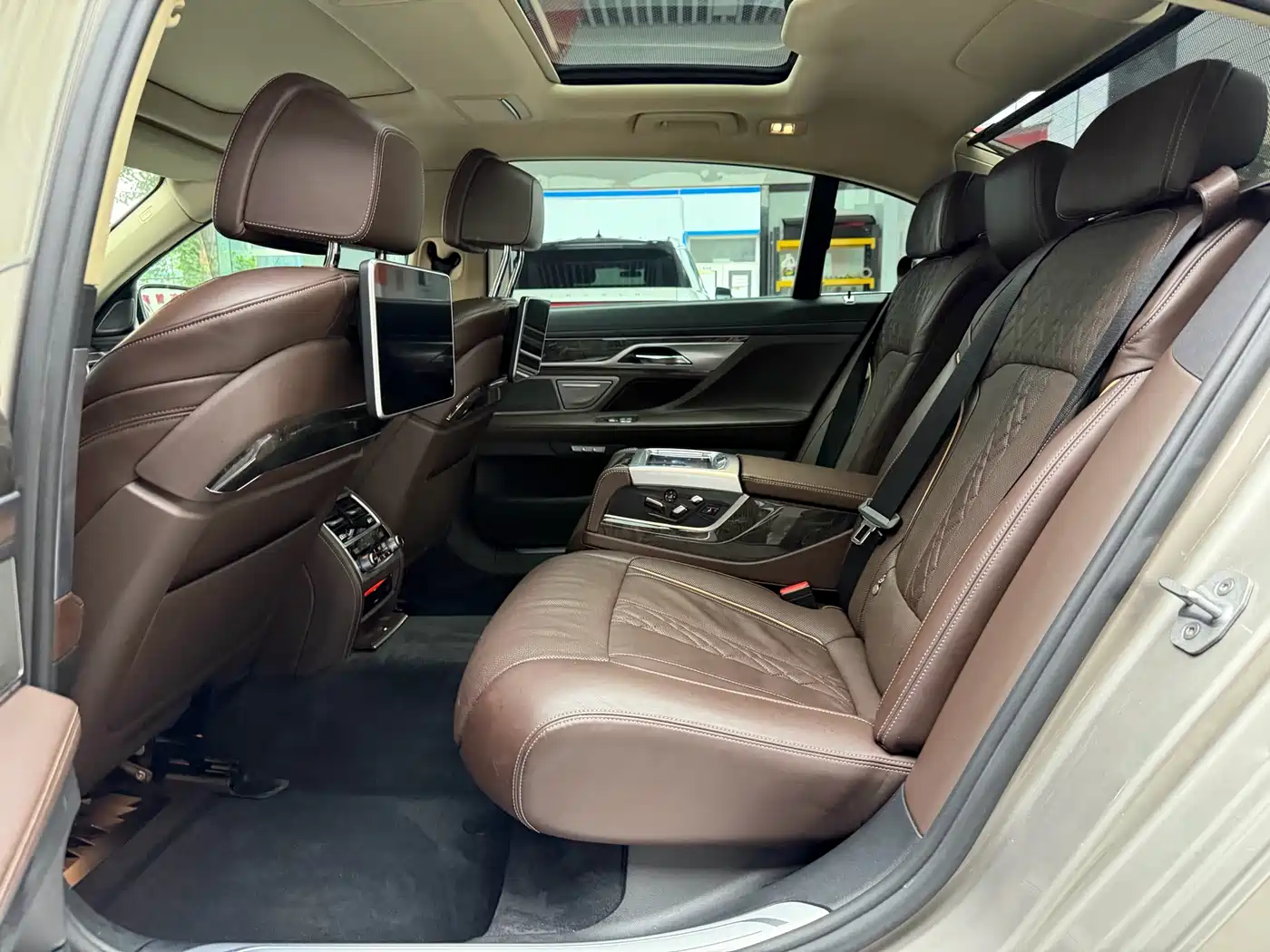 BMW 7 Series 2016 730Li Leading фото 25
