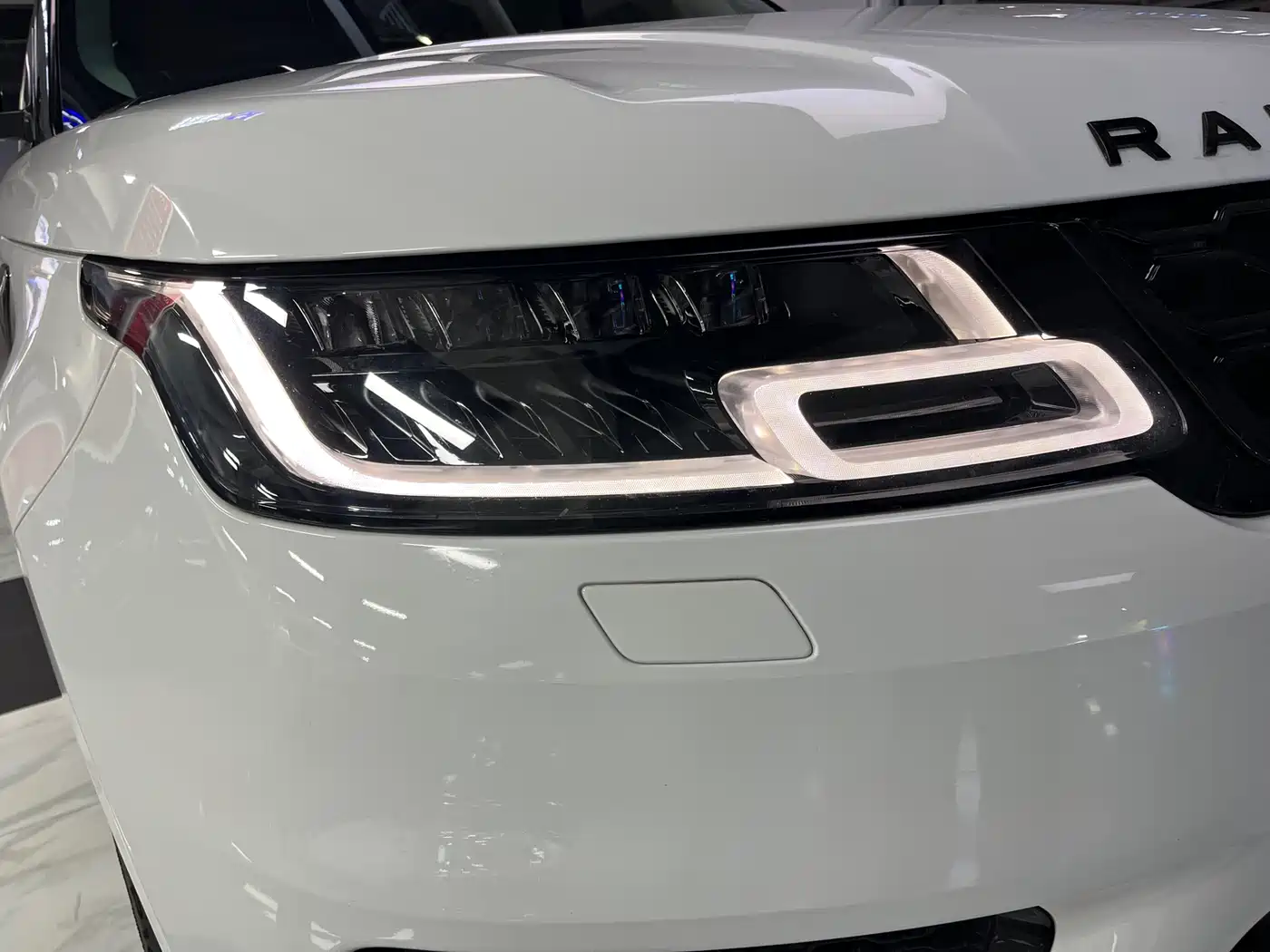 Land Rover Range Rover Sport 2021 3.0 L6 Gloss Black Edition фото 12