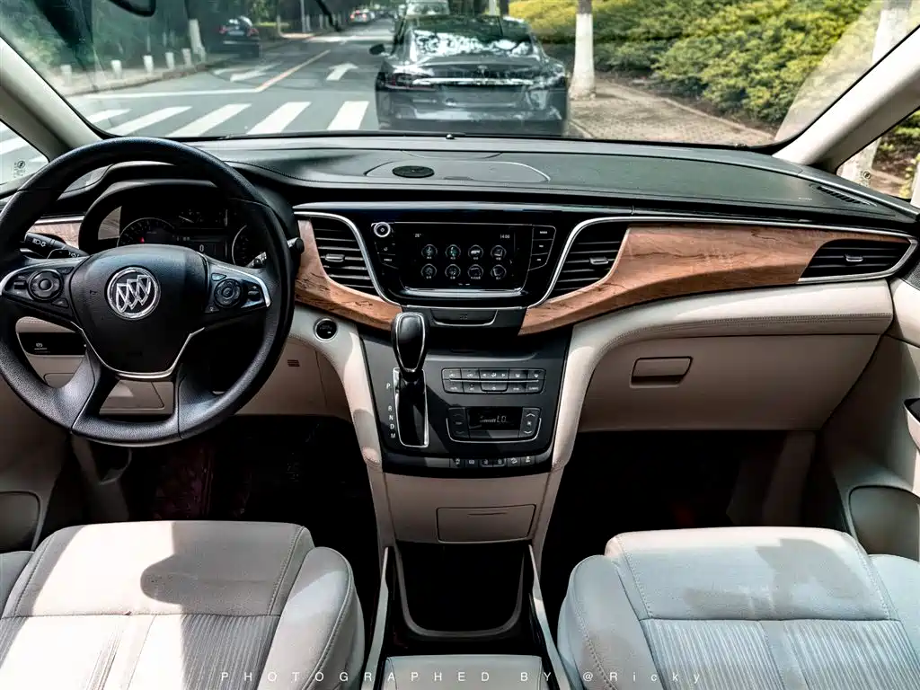 Buick GL8 2018 ES 28T Comfort Type China VI фото 3