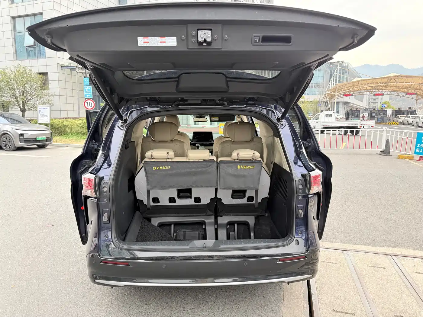 Toyota Sienna 2021 2.5L Hybrid Premium Edition фото 11