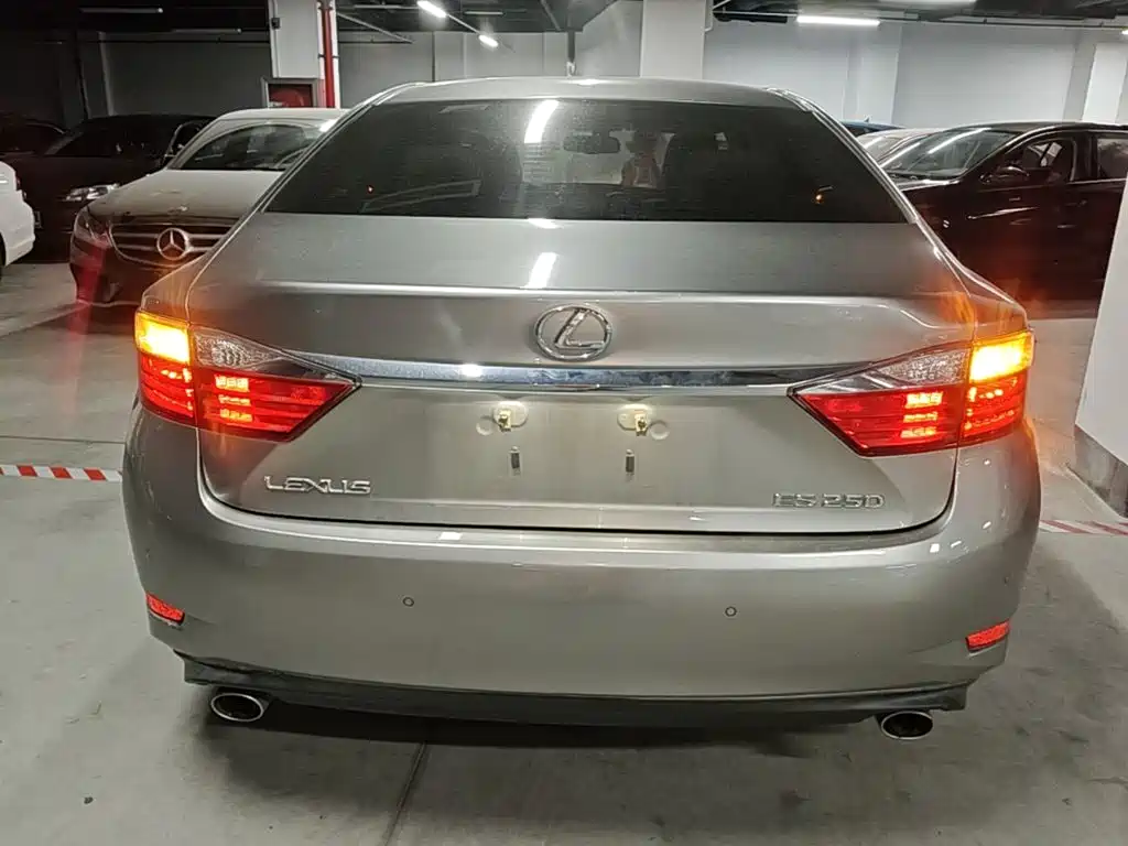 Фото 6 - Lexus ES