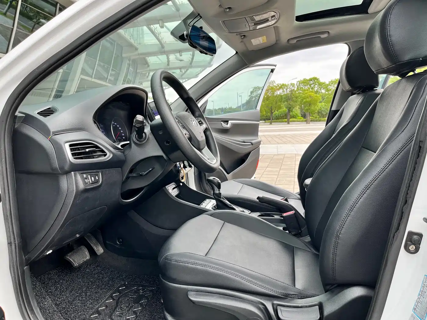 Hyundai Elantra 2017 1.6L Automatic Joy Edition DLX фото 7