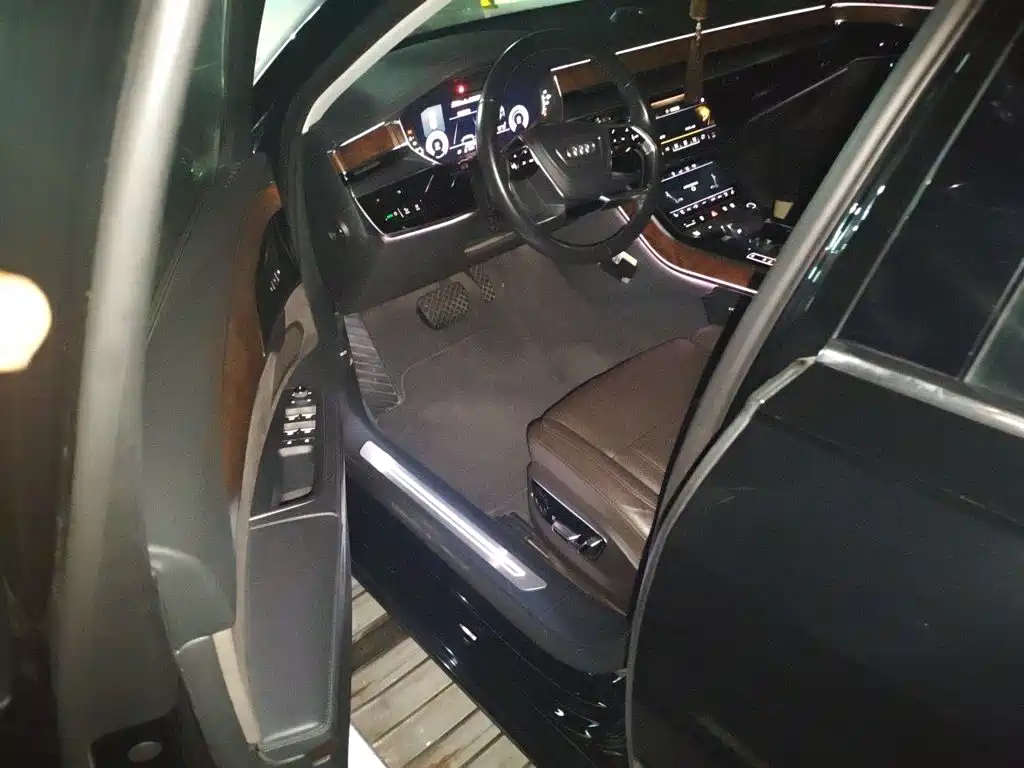Фото 14 - Audi A8