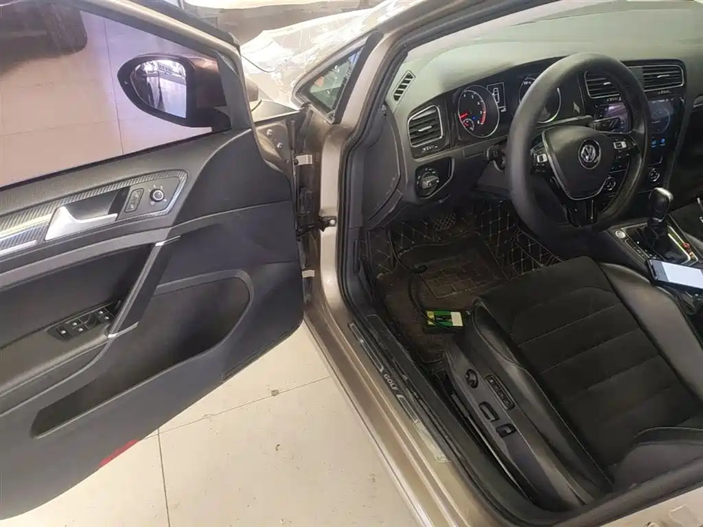 Volkswagen Golf 2018 230TSI Automatic Luxury фото 16