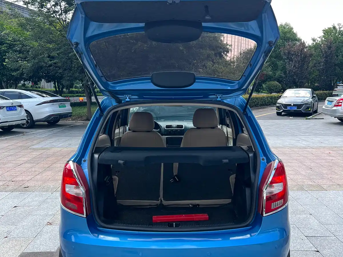 Škoda Fabia 2011 1.4L Automatic Crystal Edition фото 16