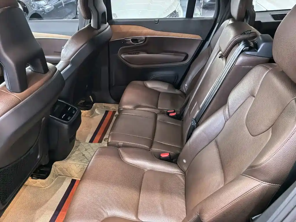 Фото 11 - Volvo XC90