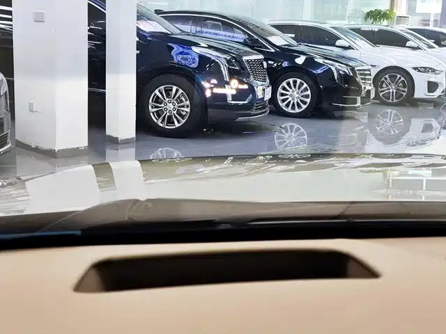 Фото 13 - Cadillac XT6