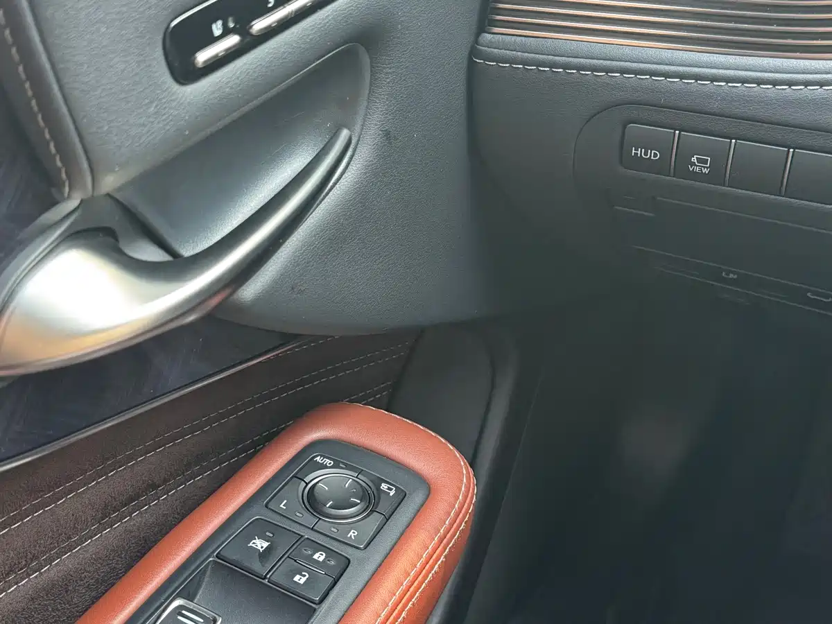 Lexus LS 2018 500h Executive Edition China V фото 14