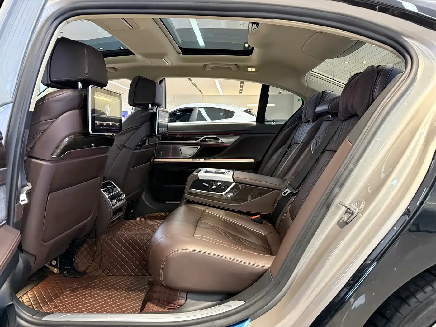 BMW 7 Series 2019 730Li M Sport Package фото 10