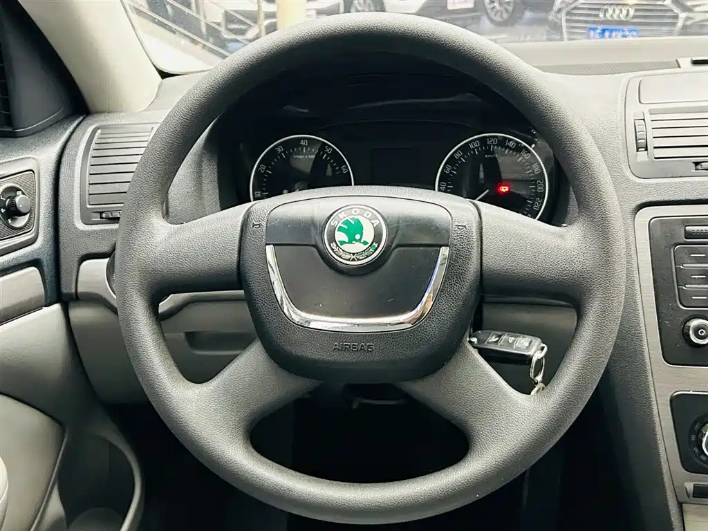 Škoda Octavia 2012 1.6L Auto Yijun Edition фото 15
