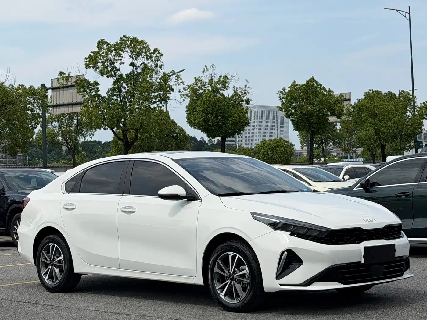 Kia K3 2023 Model 1.5L CVT Luxury Edition фото 2