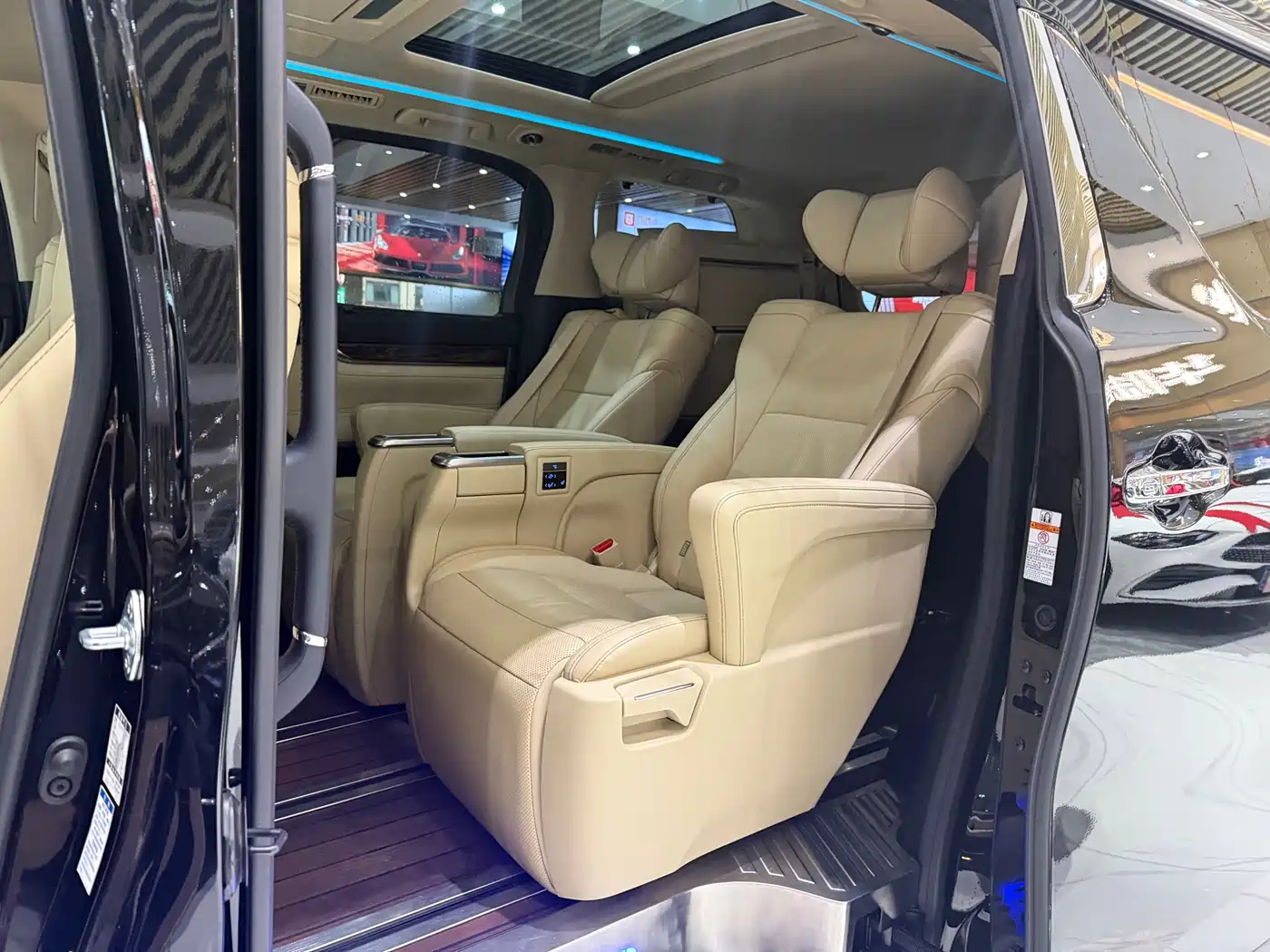 Toyota Alphard 2021 Hybrid 2.5L Luxury фото 12