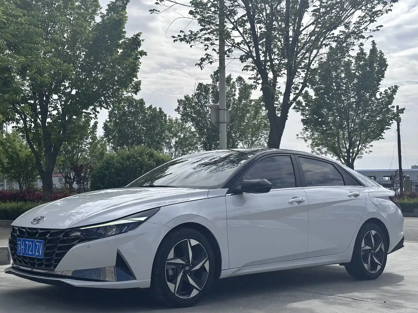 Hyundai Elantra 2021 1.5L CVT LUX Premium Edition