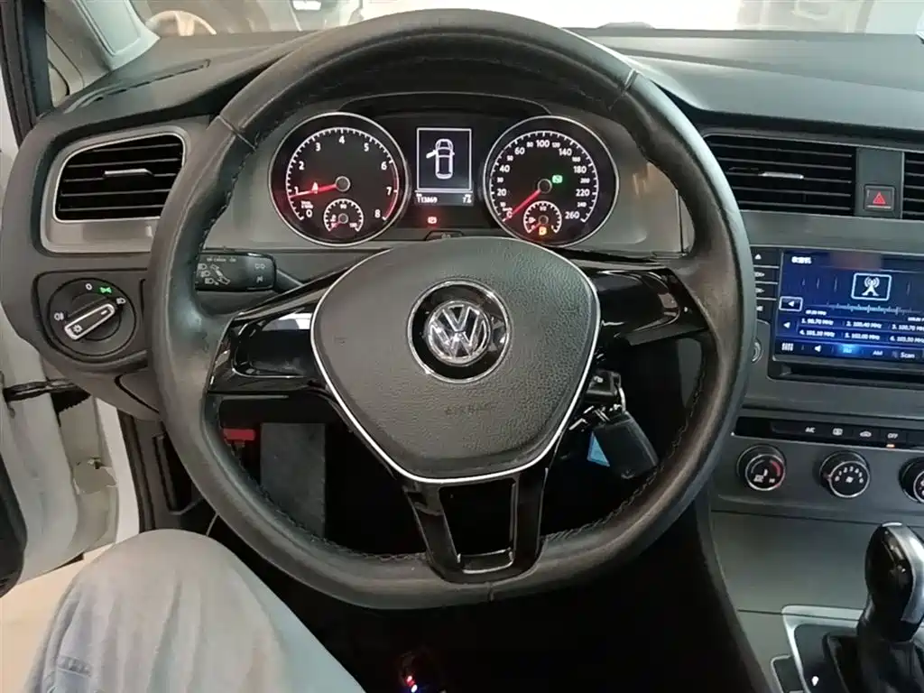 Volkswagen Golf 2015 1.6L Automatic Comfort фото 11
