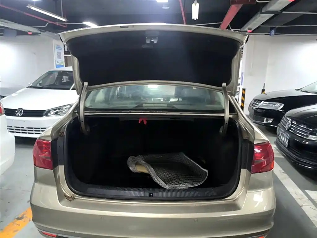 Volkswagen Bora 2017 1.6L Manual Comfort Edition фото 19