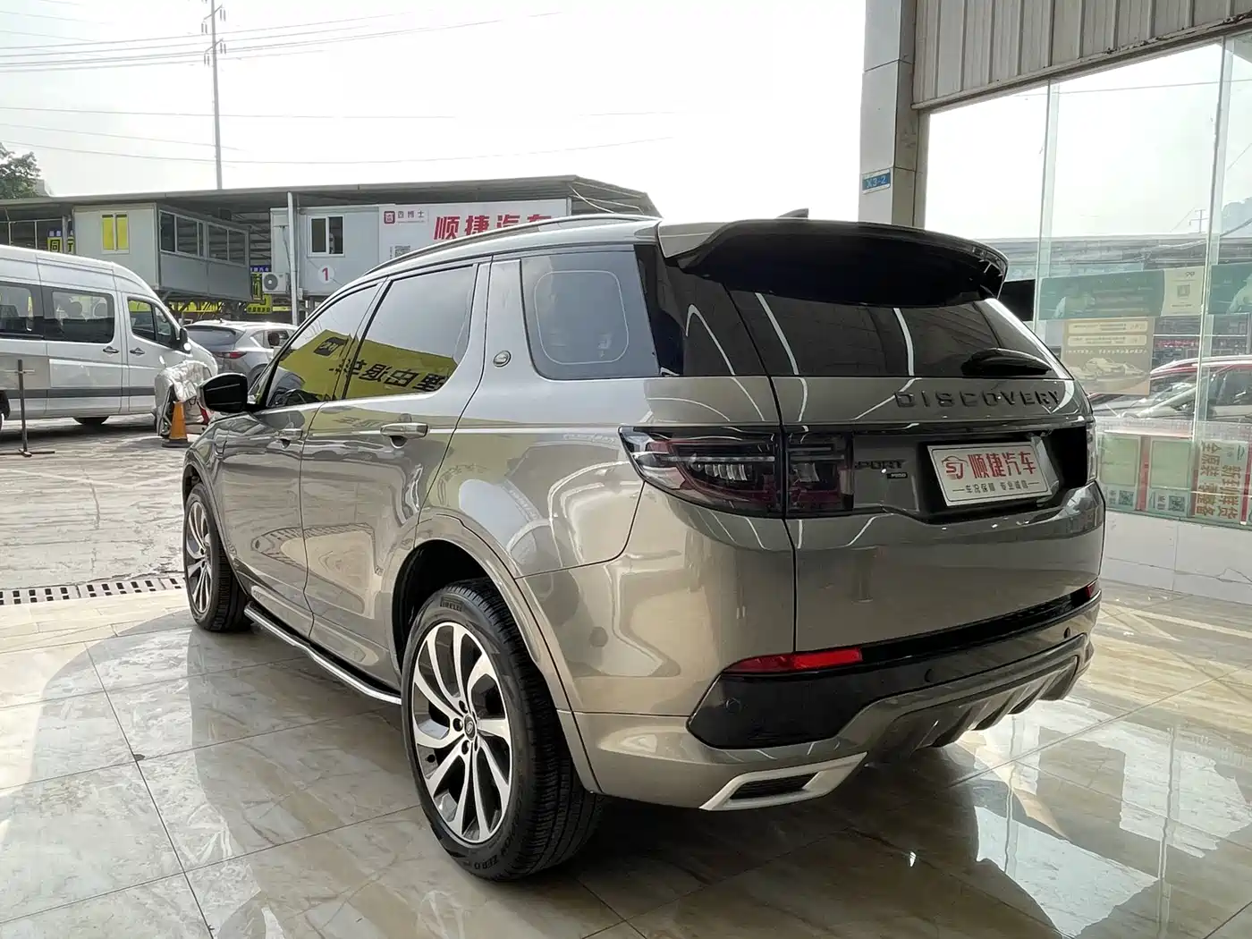 Land Rover Discovery Sport 2022 Model 249PS R-Dynamic S Performance Edition 5-Seater фото 9