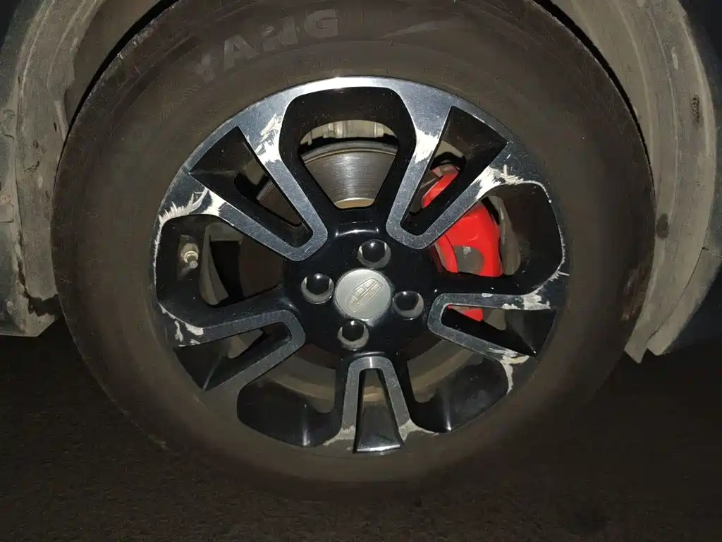 Фото 12 - Geely Vision X3