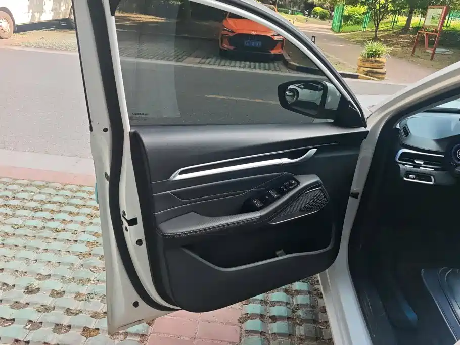 Фото 7 - Geely Emgrand