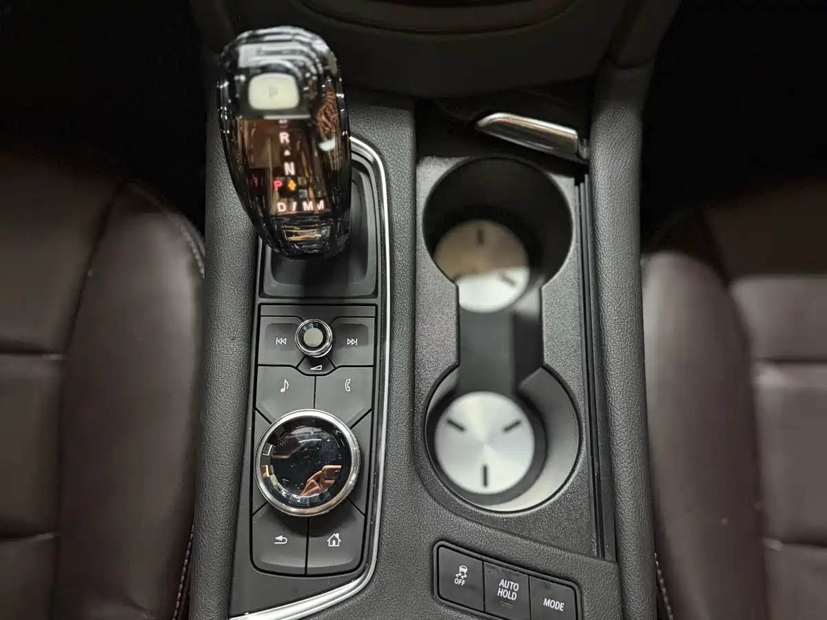 صورة 10 - Cadillac XT6