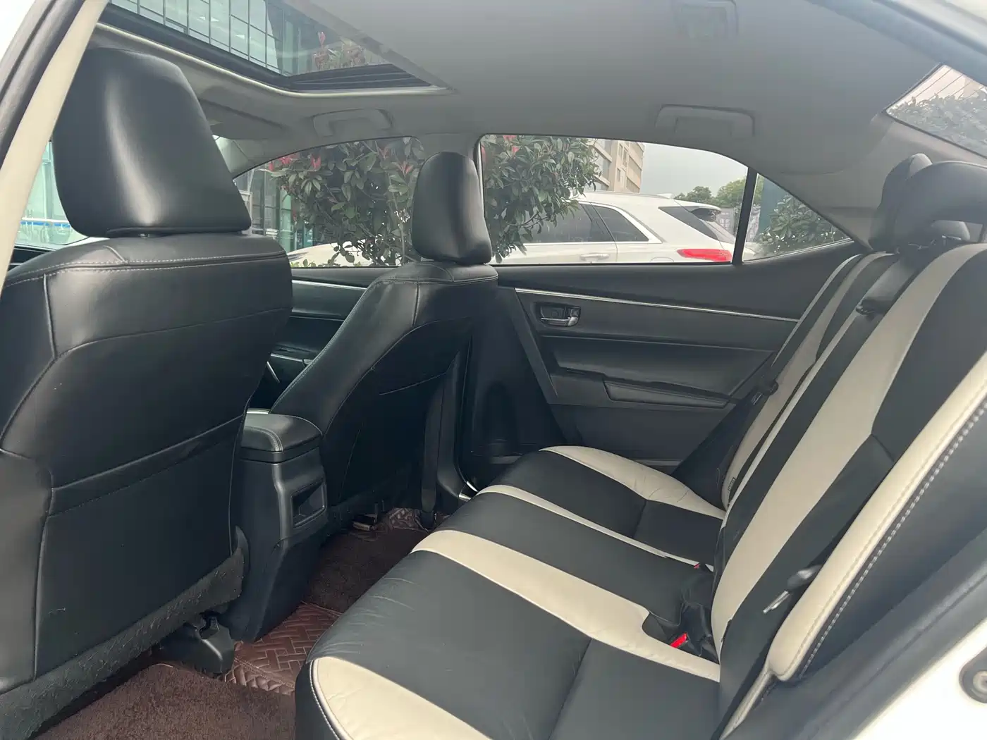 Toyota Corolla 2014 1.6L CVT GL-i Leather Edition фото 5
