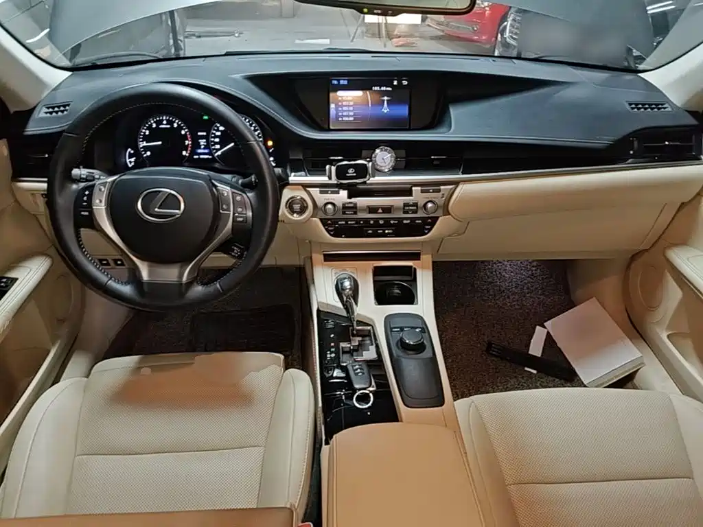 Фото 10 - Lexus ES