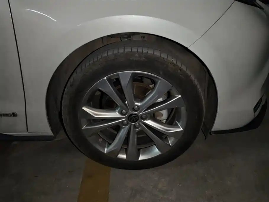 Toyota Sienna 2024 2.5L Hybrid Premium Edition фото 6