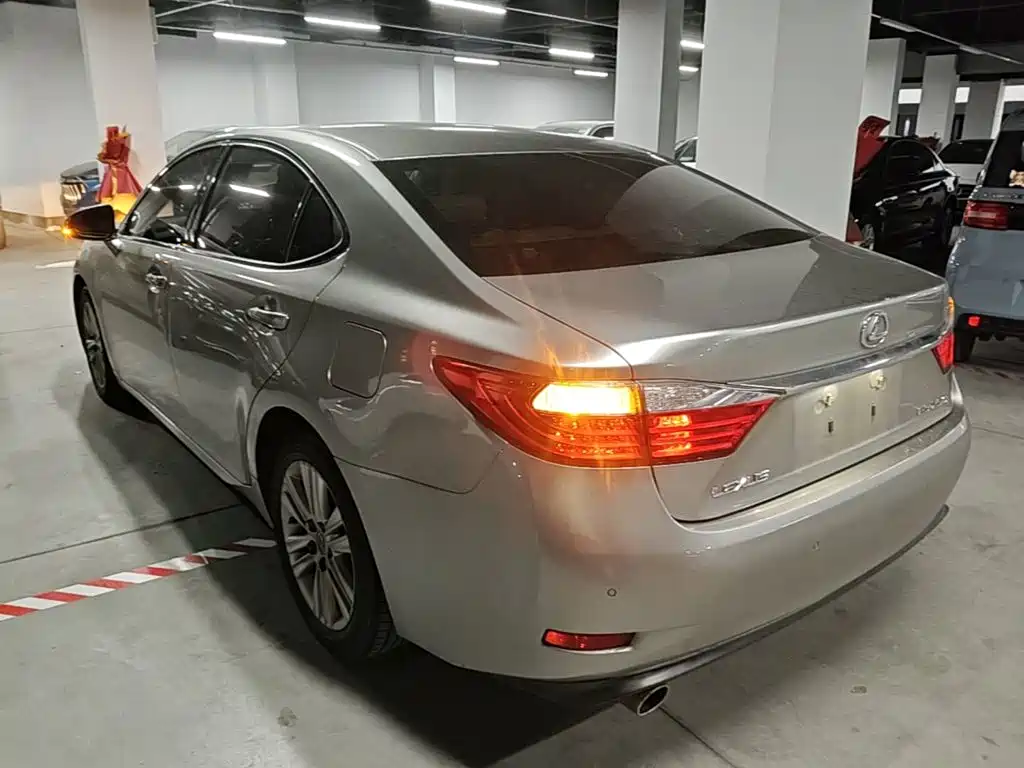 Фото 5 - Lexus ES