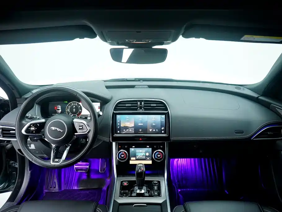 Фото 2 - Jaguar XEL