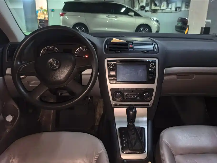 Škoda Octavia 2014 1.6L Auto Yijun Edition фото 12