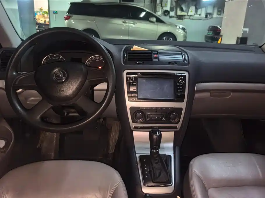 Škoda Octavia 2014 1.6L Auto Yijun Edition фото 16