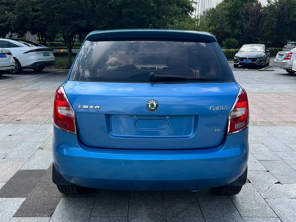 Škoda Fabia 2011 1.4L Automatic Crystal Edition фото 15