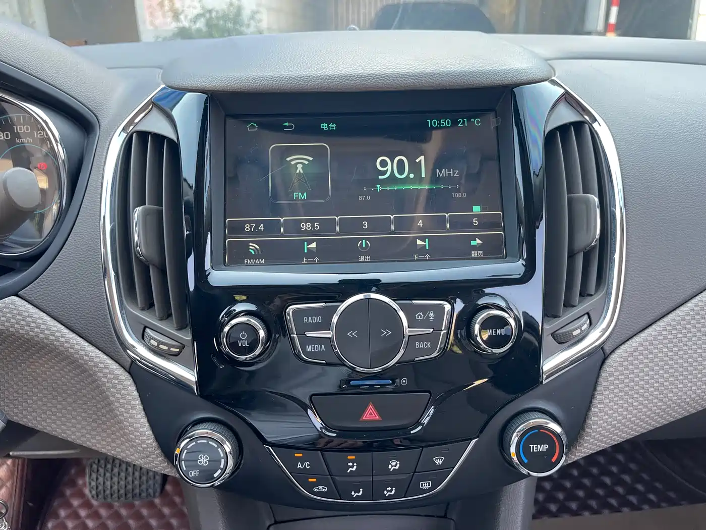 Chevrolet Cruze 2015 1.5L Automatic Fashion Navigation Edition фото 11
